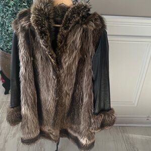 Unique raccoun fur coat with leathertrimmer  sleeves.Hooded. Detacheable